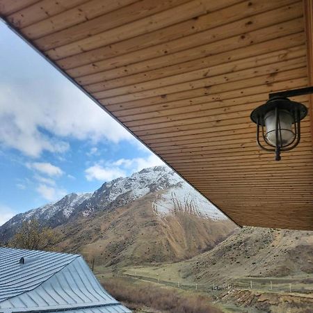 Moon Night Hotel Kazbegi Bagian luar foto